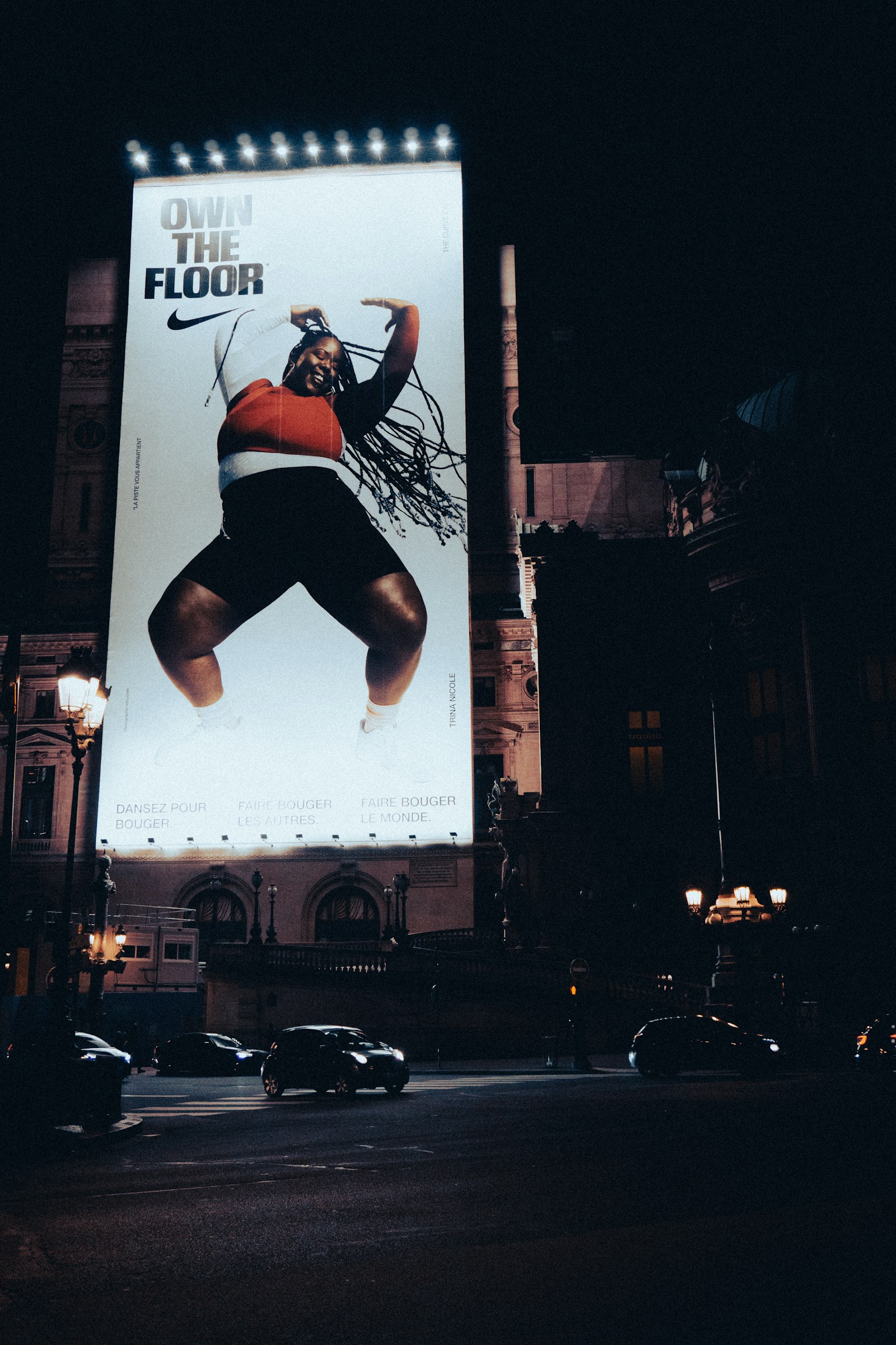 Agencia DOOH operando paineis em pontos de cidade