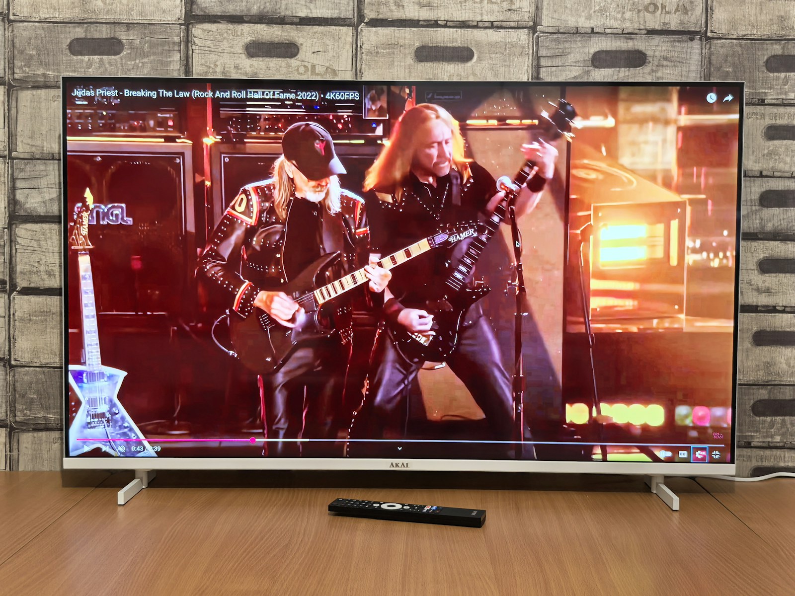 Casa de shows com painel fixo no palco